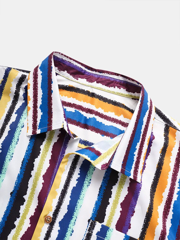 Camisa De Manga Corta Con Solapa Y Bolsillo Con Estampado De Rayas De Colores Para Hombre