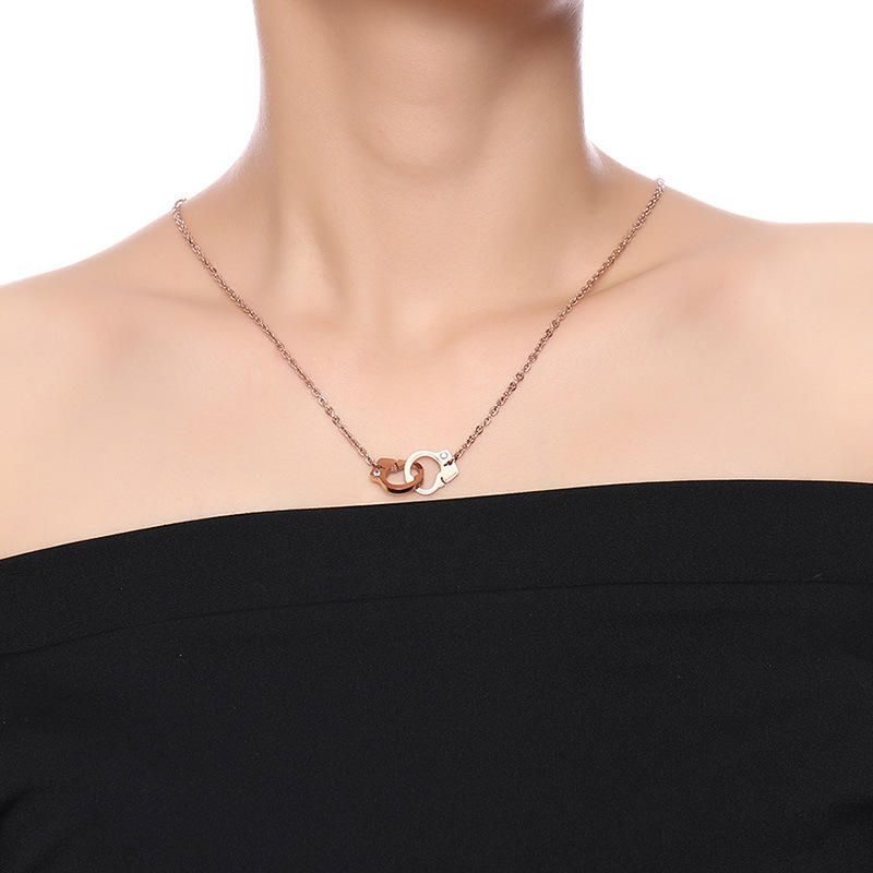 Collar Con Colgante De Esposas De Oro Rosa Y Diamantes De Imitación De Acero Titanio Para Mujer