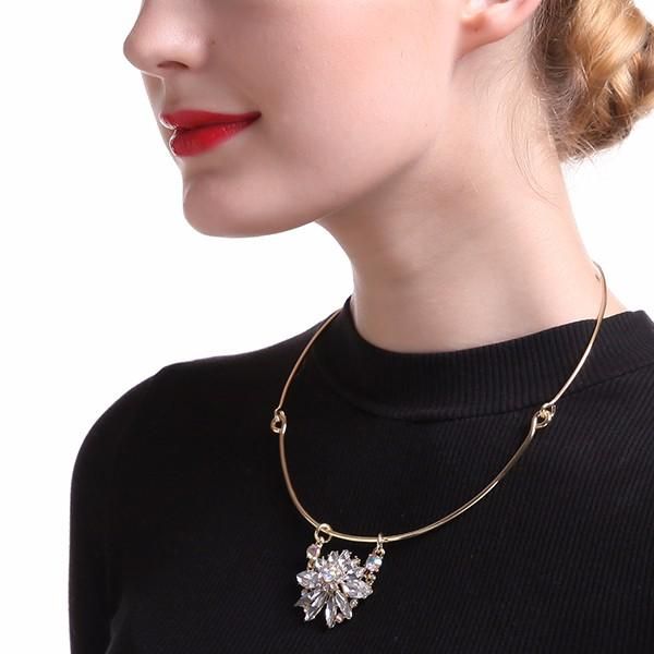 Collar De Oro De Diamantes De Imitación Delicado Con Flor De Cristal Colgante De Estilo De Equilibrio De Moda Para Mujer