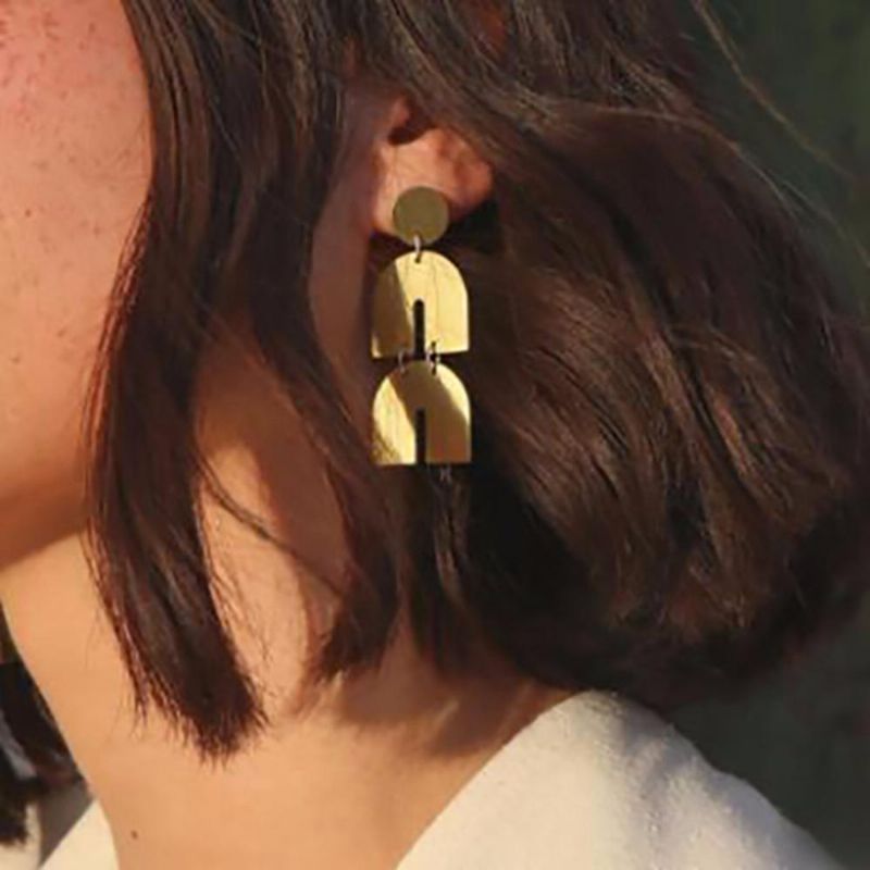 Pendientes Exagerados De Metal Brillante De Aleación De Zinc De Moda Irregular Ear Stud Para Mujer