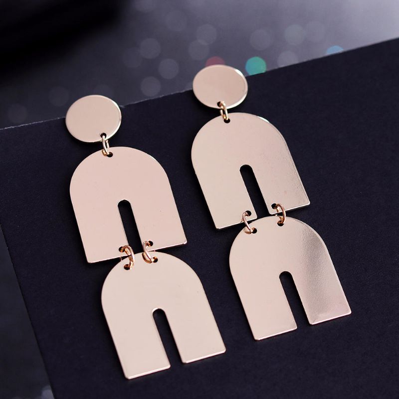 Pendientes Exagerados De Metal Brillante De Aleación De Zinc De Moda Irregular Ear Stud Para Mujer