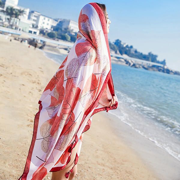 Mujeres Que Imprimen El Mantón De Las Bufandas De La Playa De La Sombrilla Del Verano